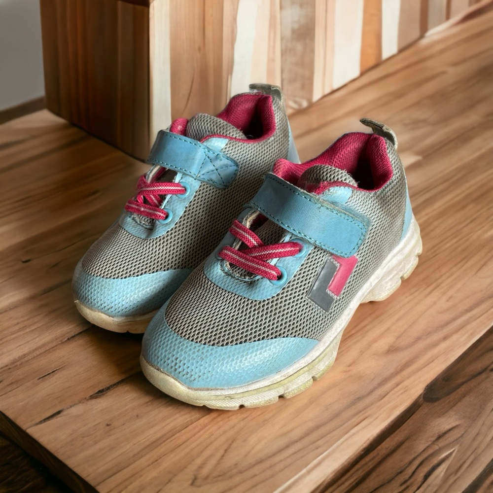 Sky blue  size 9 toddler gym shoe no brand, pink inside